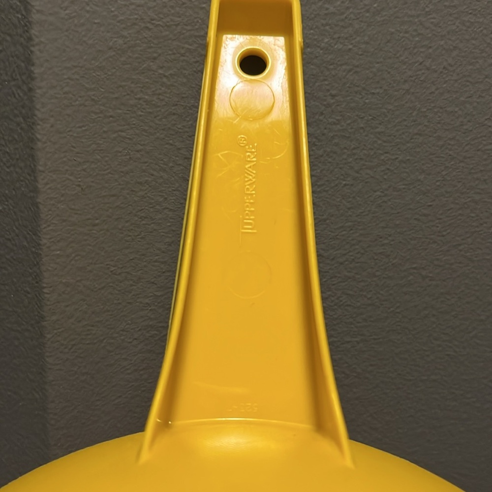 Large Tupperware Strainer or Collander or Sieve Yellow 2 Qt. 1523-7 - Picture 9 of 11
